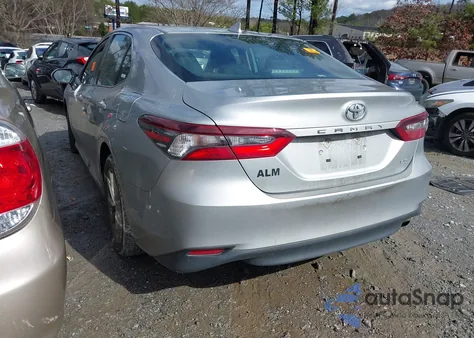 2021 Toyota Camry Le z USA, uszkodzony, nr VIN 4T1C11AK6MU466042